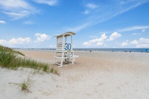 Una torretta di salvataggio con il numero 30 su una spiaggia.