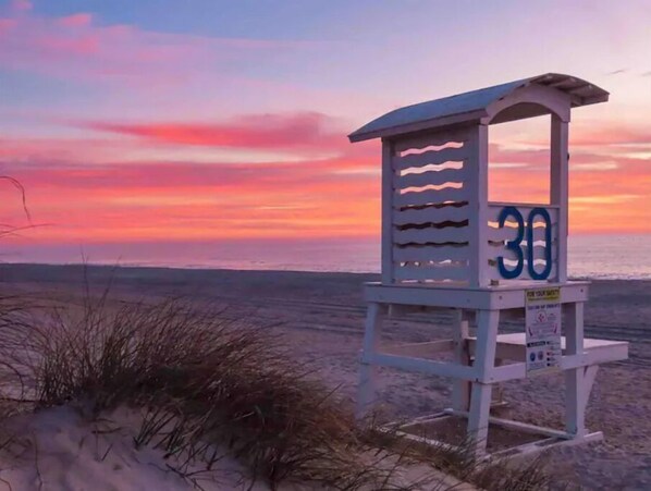 Plage, chaises longues, serviettes de plage
