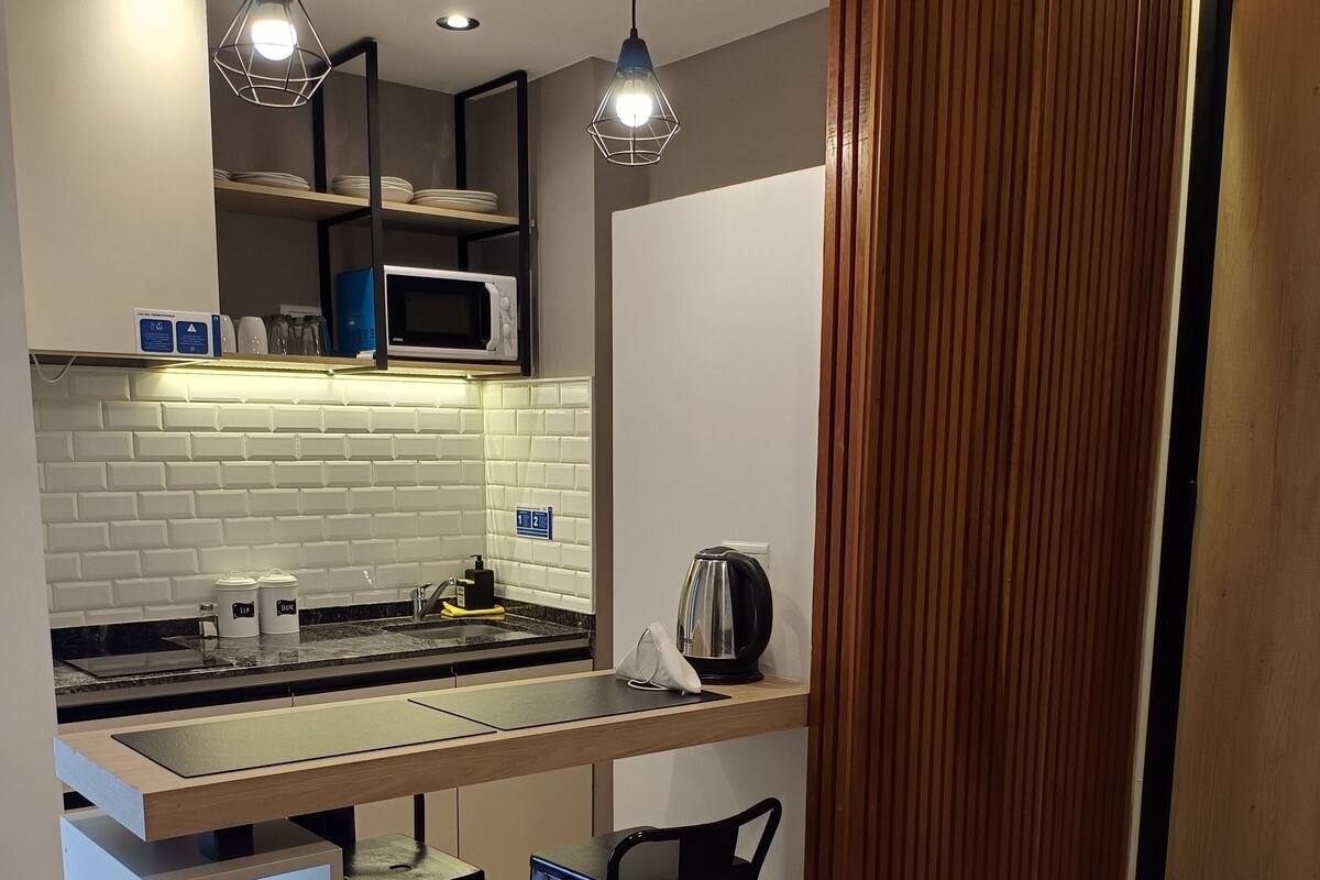 Studio | Private kitchen | Full-sized fridge, microwave, cookware/dishes/utensils