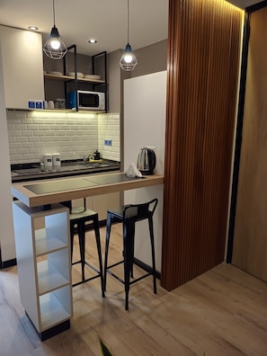 Studio | Private kitchen | Full-size fridge, microwave, cookware/dishes/utensils - Usina Studio by FMA Coliving (Salta)