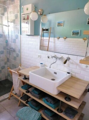 Shower, towels - La p'tite guinguette (Salles)