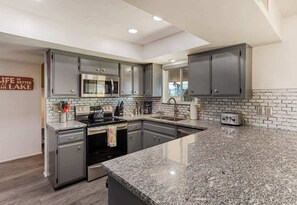 Réfrigérateur, four à micro-ondes, un four, surface de cuisson