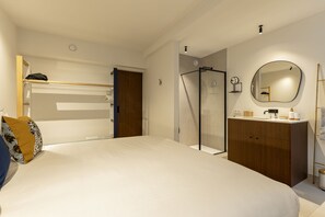 1 slaapkamer, een bureau, een strijkplank/strijkijzer, reisbedje