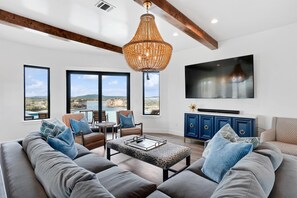 Smart TV, ping pong - *New PK SLIDE* 5 bed, 6 bath home with pool/hot tub. Hell's Gate View!! (Strawn)