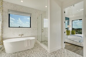 Ensemble douche/baignoire, sèche-cheveux, serviettes fournies