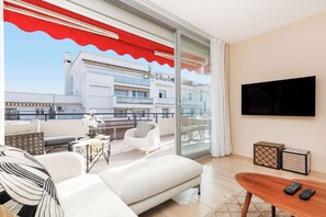 TV, offices - Martinez area XXL 2 beds wIith XXL terrace (Cannes)