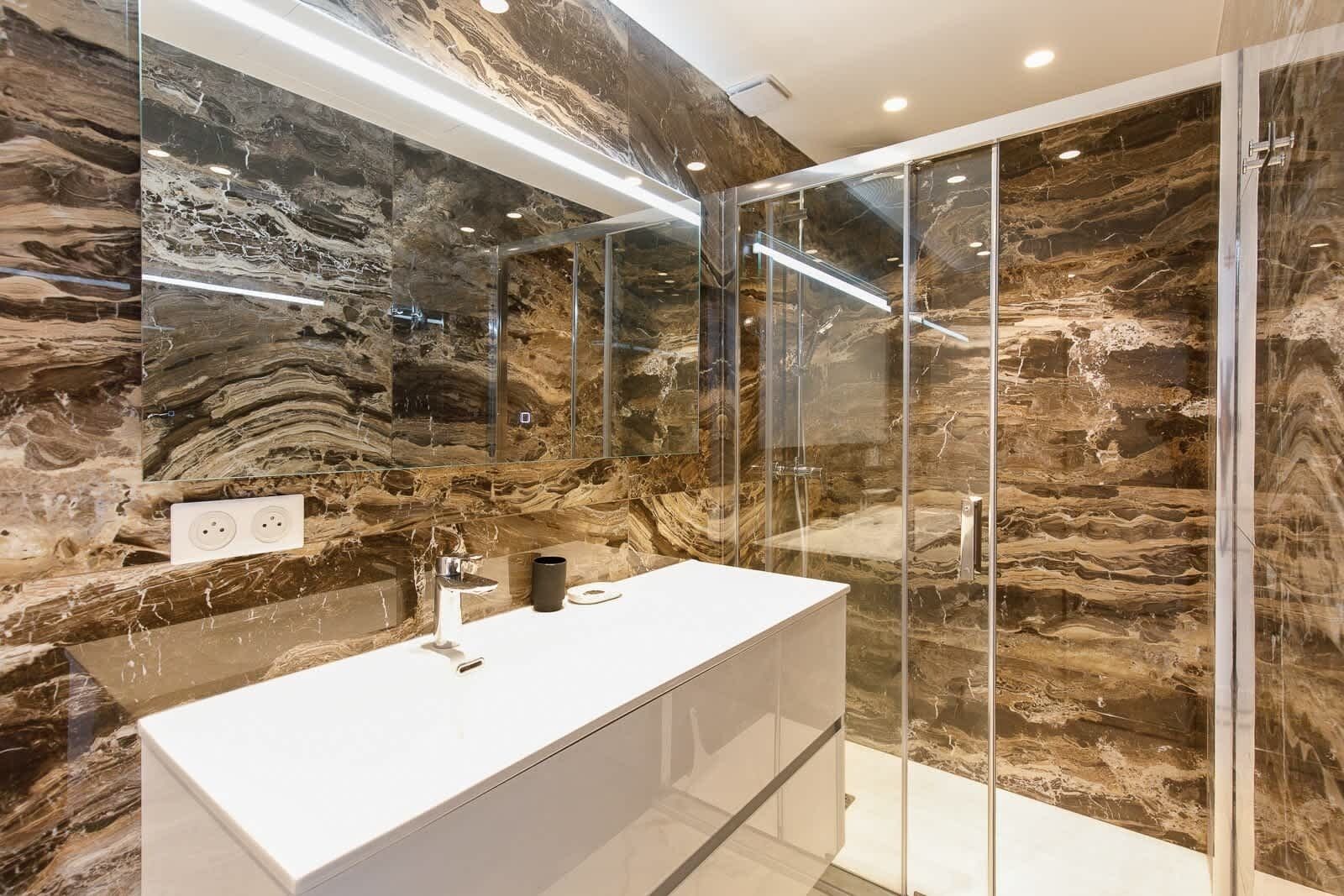 Een douche, een haardroger, handdoeken, shampoo