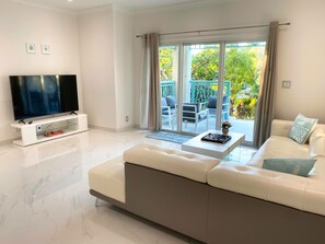 Smart TV - Luxury Large Leeward Condo - walk to the beach (Leeward Settlement)
