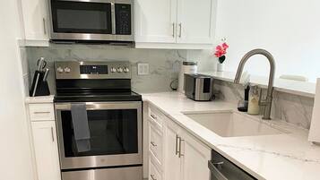 Geladeira, micro-ondas, fogão, cooktop