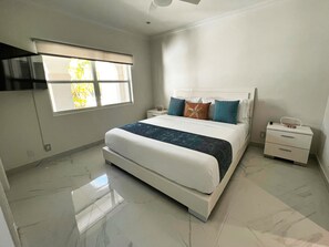 1 bedroom, in-room safe, iron/ironing board, WiFi - Luxury Large Leeward Condo - walk to the beach (Leeward Settlement)