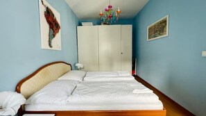 1 slaapkamer, een strijkplank/strijkijzer, gratis wifi, beddengoed