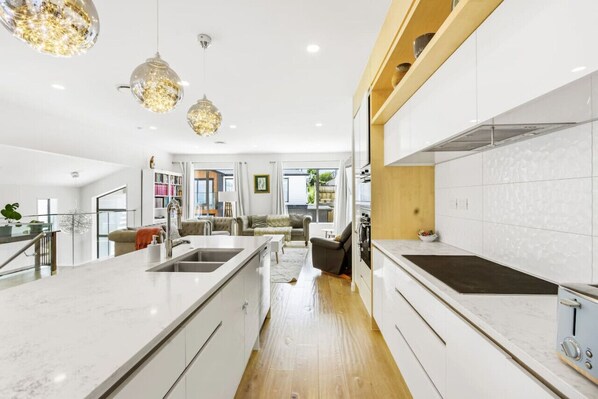 Fridge, oven, stovetop, dishwasher