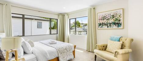 5 dormitoris, planxa i posts de planxar, wifi gratuïta i roba de llit