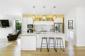 Fridge, oven, stovetop, dishwasher - 3/65 Francis Street, Hauraki, Auckland 0622, New Zealand (Auckland North Shore)