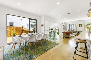 Dining - 3/65 Francis Street, Hauraki, Auckland 0622, New Zealand (Auckland North Shore)