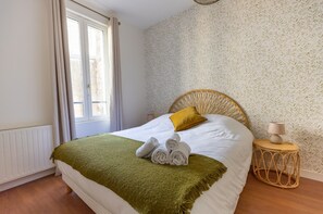 2 bedrooms, iron/ironing board, free WiFi, bed sheets - La Canopée Vannetaise - élégant T3 hypercentre de Vannes! (Vannes)