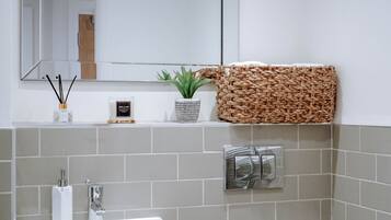 Een haardroger, handdoeken