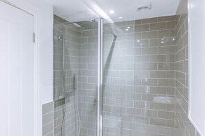 Sèche-cheveux, serviettes fournies