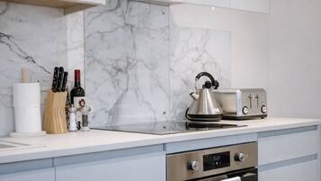 Cafetera/tetera, refrigerador, microondas, horno