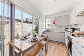 Fridge, microwave, oven, stovetop - Beautiful central Harrogate Flat (North Yorkshire)
