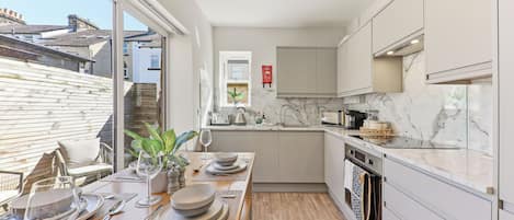 Réfrigérateur, four à micro-ondes, un four, surface de cuisson