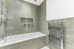 Hair dryer, towels - Beautiful central Harrogate Flat (North Yorkshire)