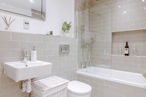 Een haardroger, handdoeken