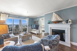 TV - Captain's Quarters: Soundfront | Private Boat Slip (Manteo)