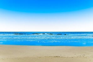 Beach nearby - 2nd-floor condo with balcony, hot tub, outdoor pool, grills, gym, & washer/dryer (Hilton Head)