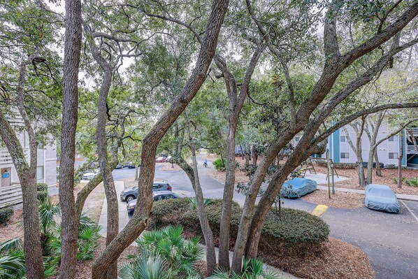 Property grounds - 2nd-floor condo with balcony, hot tub, outdoor pool, grills, gym, & washer/dryer (Hilton Head)