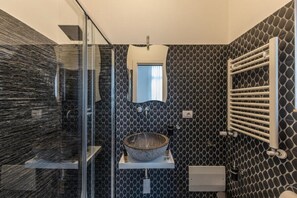 Dusche, Haartrockner, Bademäntel, Hausschuhe