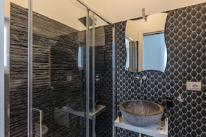 Douche, sèche-cheveux, peignoirs, chaussons