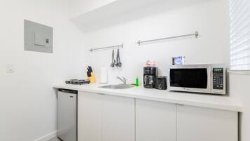 標準公寓客房 | 私人廚房 | 小冰箱、微波爐、爐台、咖啡機/沖茶器