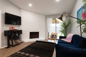 Televisión y chimenea 