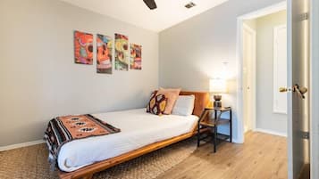 2 chambres, fer et planche à repasser, draps fournis