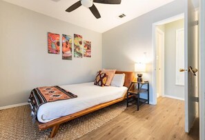 2 habitaciones, tabla de planchar con plancha y ropa de cama