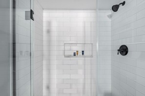 Secadora de cabello, jabón, shampoo, papel de baño