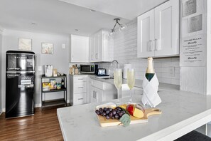 Réfrigérateur, micro-ondes, cafetière/bouilloire, grille-pain