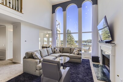 Marina View Lake Lanier Islands and Margaritaville - House w/ Hot Tub & Skeeball