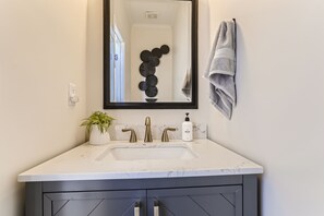 Dusche, umweltfreundliche Kosmetikartikel, Haartrockner, Handtücher