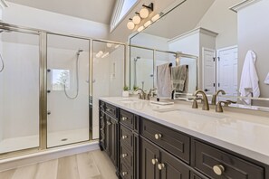 Regadera, amenidades de baño ecológicas, secadora de cabello, toallas 
