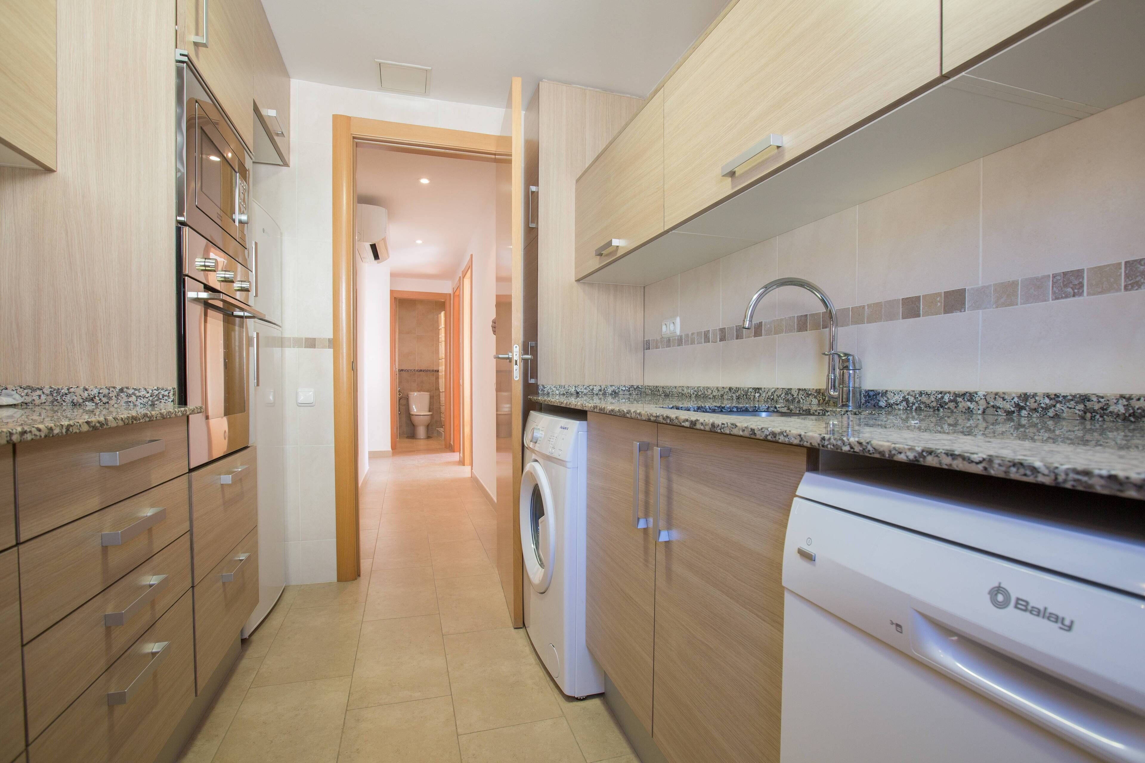 Een koelkast, een microgolfoven, een oven, een vaatwasser