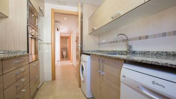 Een koelkast, een microgolfoven, een oven, een vaatwasser