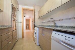 Fridge, microwave, oven, dishwasher - Apt. Costa Dorada 2 - Alojamientos turísticos MarCalma (Tarragona)