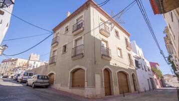 Parkeerplaatsen op het terrein