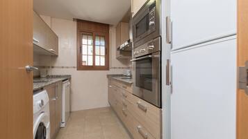 Een koelkast, een magnetron, een oven, een vaatwasser