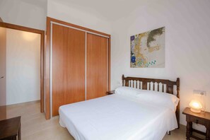 2 bedrooms, iron/ironing board, bed sheets