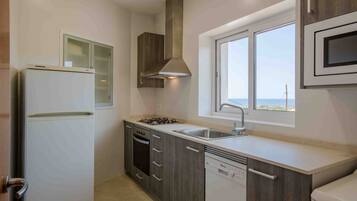 Een koelkast, een microgolfoven, een oven, een vaatwasser