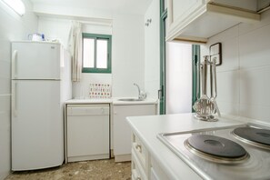 Fridge, microwave, oven, dishwasher - Aiguadolç - Alojamientos MarCalma (Tarragona)