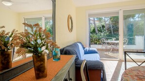 A room with a bed, a dresser, a mirror, and a window. - Casa Rosana - Alojamientos Marcalma (Tarragona)